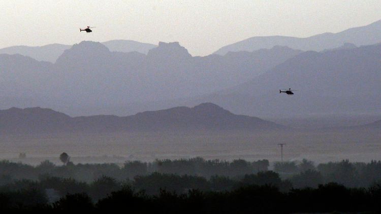 Zwei US-Kampfhubschrauber auf Patrouille im Südwesten Kandahars.