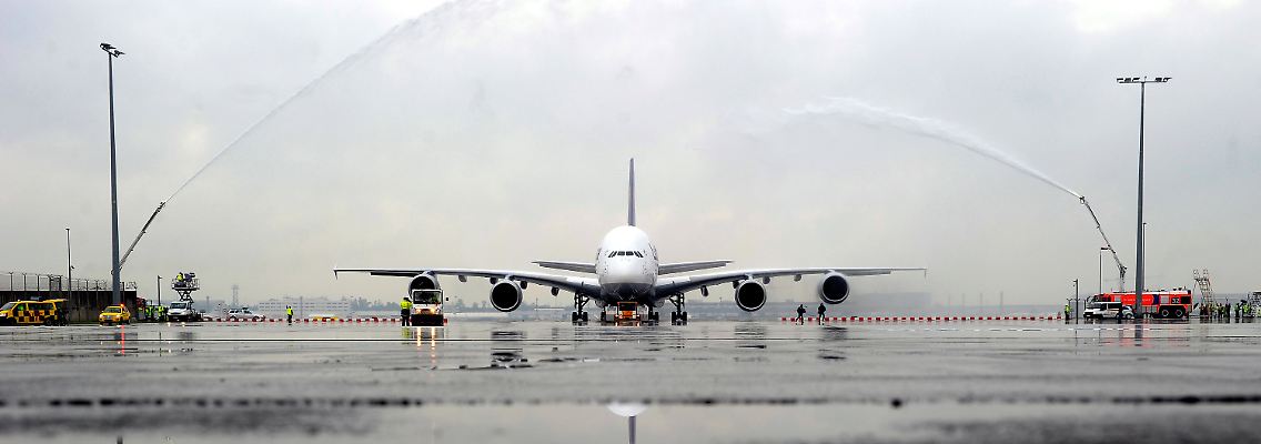 Die Lufthansa heißt ihren neuen Riesenflieger auf dem Frankfurter Flughafen willkommen.