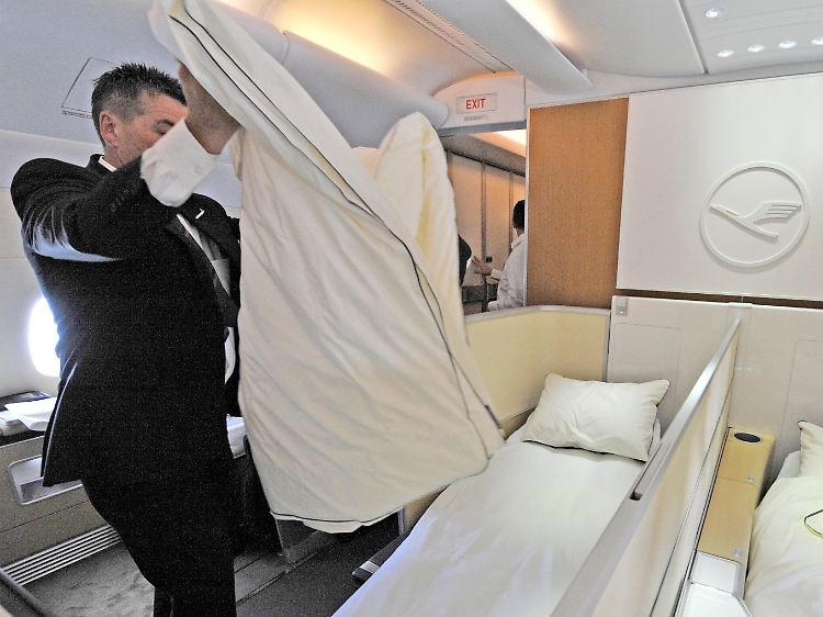 Wer das entsprechende Kleingeld mitbringt, dem schüttelt die Lufthansa auch das Bett noch einmal auf.