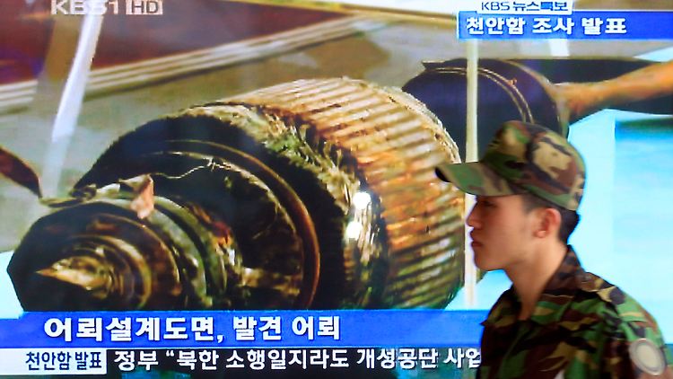 Das Beweisstück: Die südkoreanischen Ermittler zeigen Teile des Torpedos, der für den Untergang verantwortlich sein soll.
