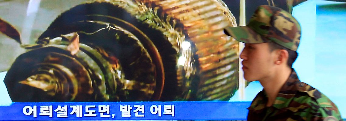 Das Beweisstück: Die südkoreanischen Ermittler zeigen Teile des Torpedos, der für den Untergang verantwortlich sein soll.