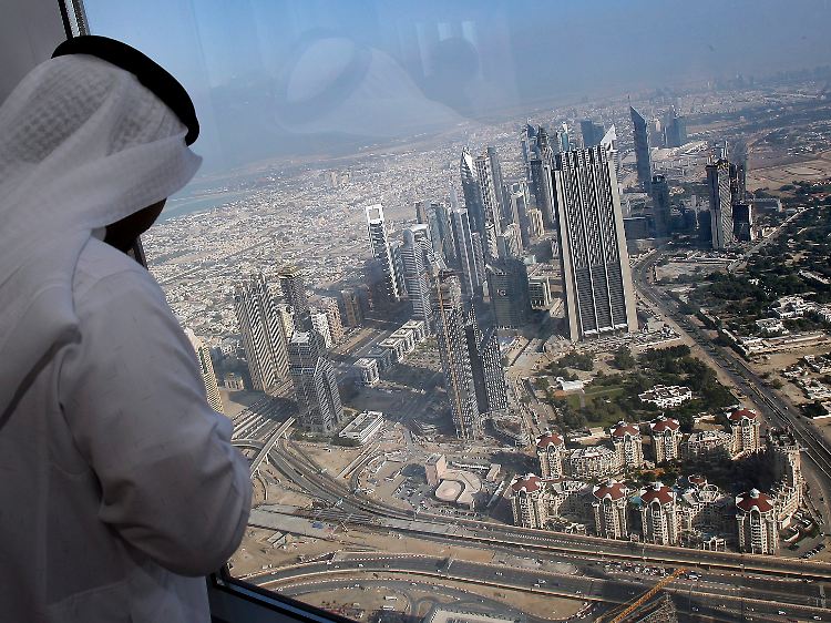 Blick vom vom 124. Stockwerk des Burj Dubai auf die Hochhäuser der Stadt.