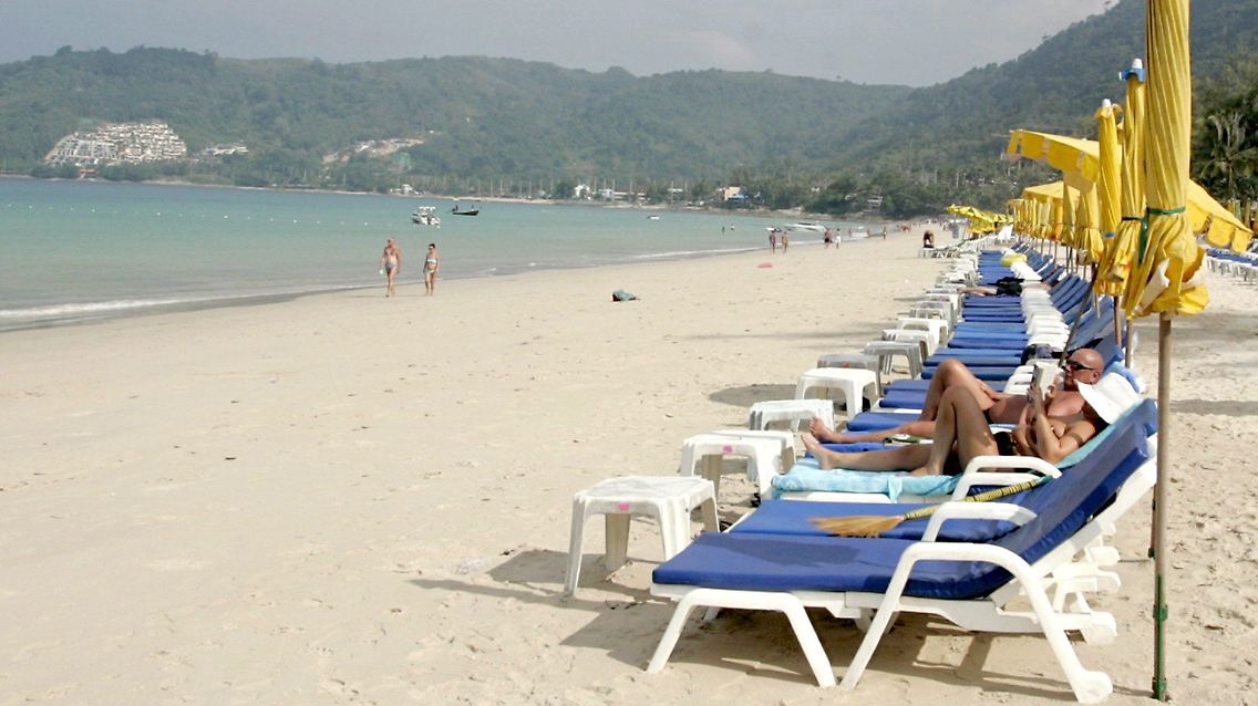 Noch Liegen frei: Die thailändische Ferieninsel Phuket leidet unter eine Serie Katastrophen, die immer mehr Feriengäste abschrecken.