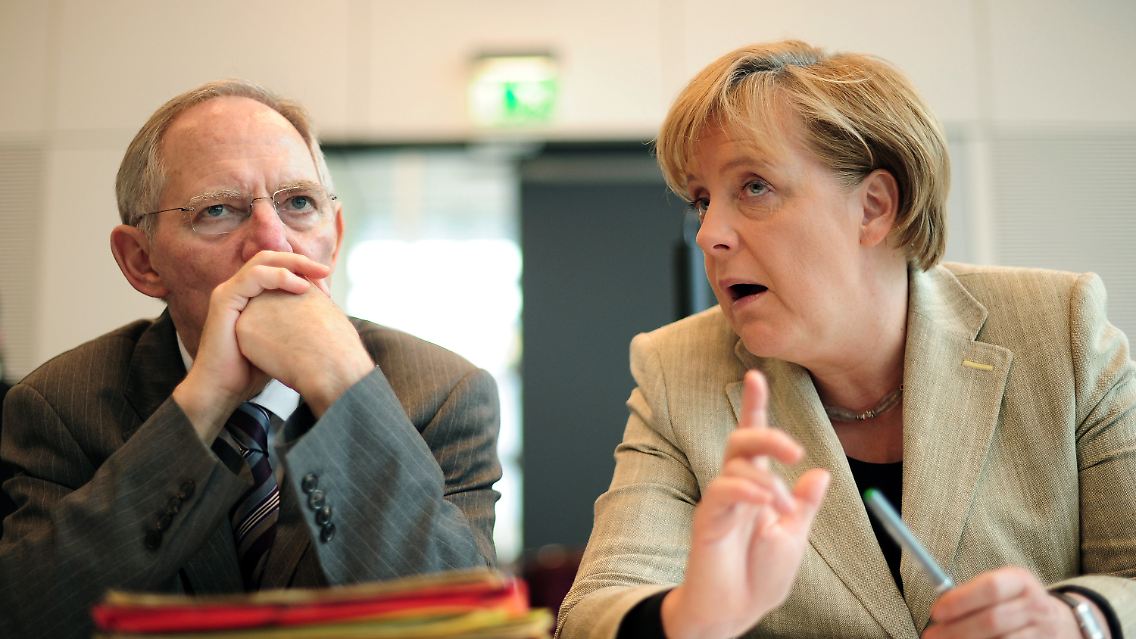 Sie werden mit Ja stimmen: Bundeskanzlerin Merkel und Finanzminister Schäuble vor Beginn der Unionsfraktionssitzung in Berlin.