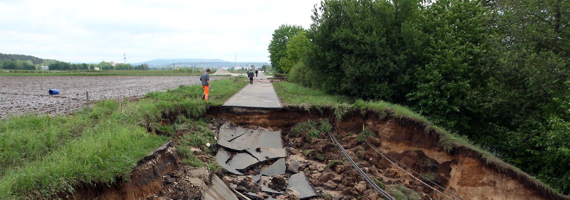 Kleinere Probleme mit einer Böschung am Main-Donau-Kanal im oberfränkischen Hausen bei Forchheim: Auch im Dax fühlt sich der Boden im Mai 2010 irgendwie weich an.
