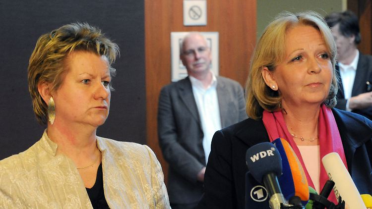 Löhrmann und Kraft verkünden das Scheitern der Gespräche. Im Hintergrund steht der Landesvorstandssprecher der Linken, Zimmermann.
