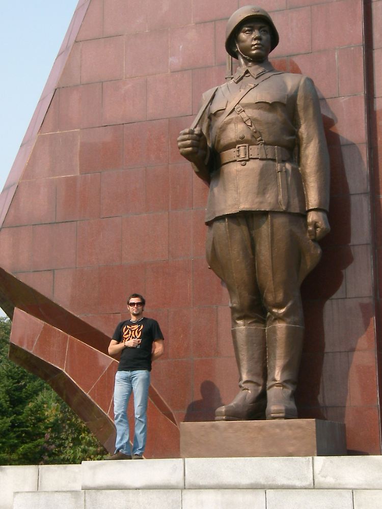 Der Weltenbummler Rene Stolle in Nordkoreas Hauptstadt Pjöngjang vor der Gedenkstätte für den Vaterländischen Befreiungskampf. (Bild vom Oktober 2009)