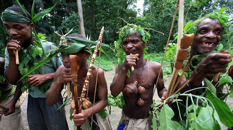 Ugandische Pygmäen bei einem traditionellen Tanz nach erfolglosen Affenjagd. Im Nachbarland Ruanda kämpft das Volk der Twa um sein Überleben.