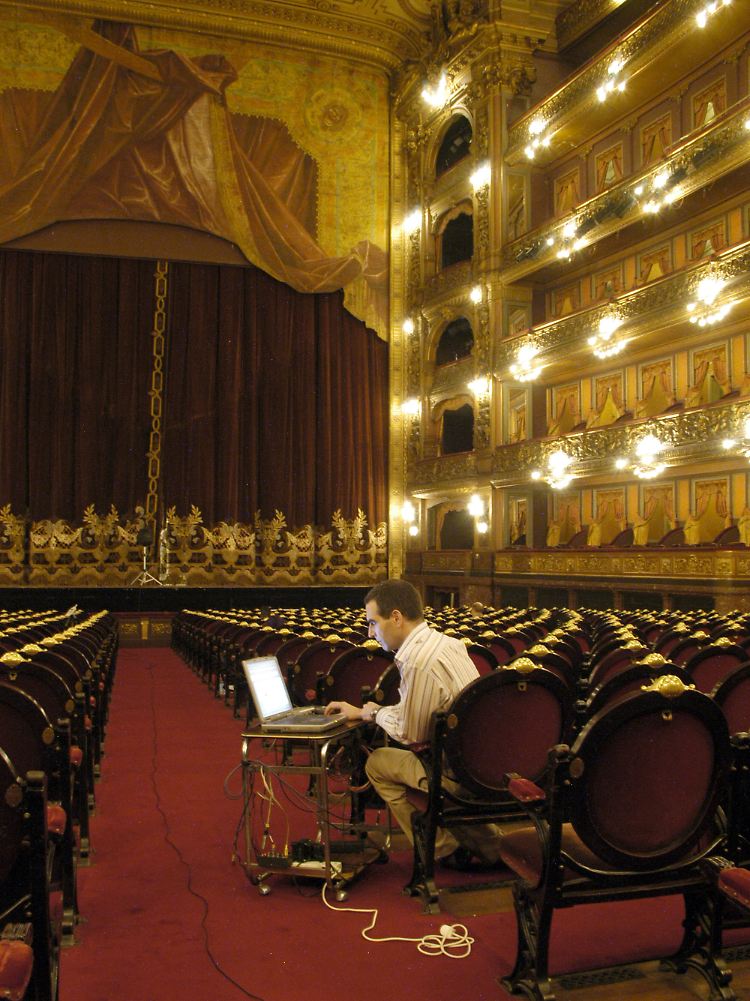 Der Konzertsaal des Teatro Colon im August 2006, vor der Schließung ...