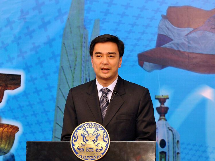 Regierungschef Abhisit rift im Fernsehen zur nationalen Versöhnung auf.
