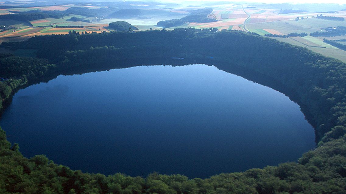 Das Pulvermaar in der Vulkaneifel ist fast kreisrund - sein Wasser reicht 74 Meter tief, das ist Eifelrekord.