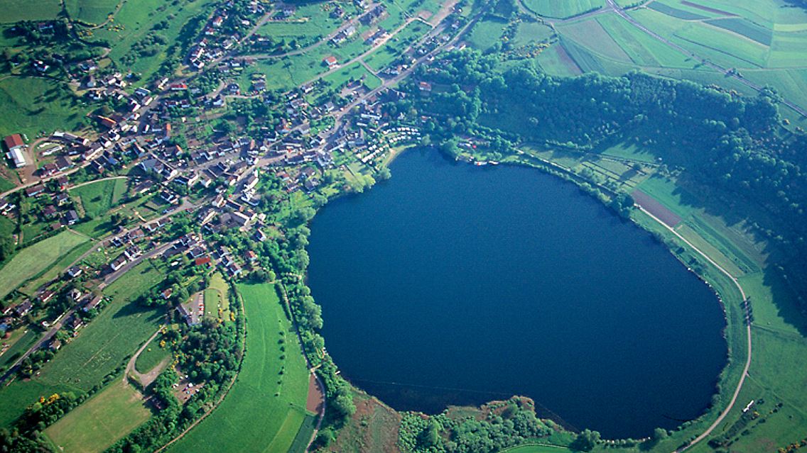 Markanter Anblick: Das Schalkenmehrener Maar in der Nähe von Daun gehört zu den berühmtesten der Eifel.
