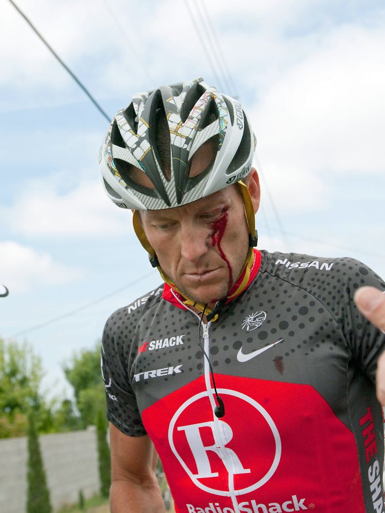 Lance Armstrong ist gestürzt, gefallen ist er nicht.