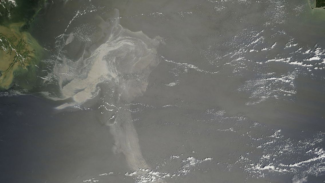 NASA-Aufnahme vom Ölteppich nahe der Bohrinsel.