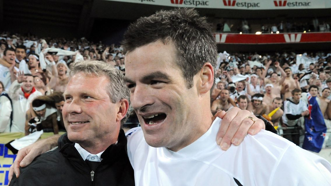 Ricki Herbert, links, feiert mit seinem Kapitän Ryan Nelsen die erfolgreiche Qualifikation.