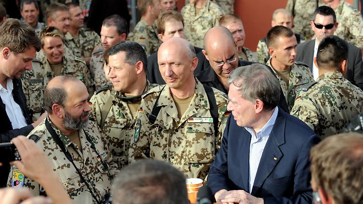 Köhler im Gespräch mit Soldaten im deutschen Feldlager in Masar-i-Sharif.