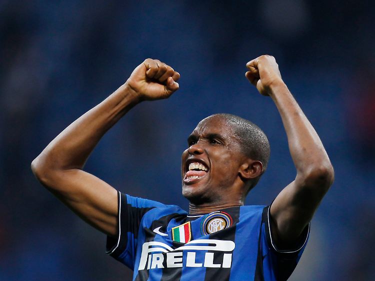 Samuel Eto'o: Inters Stürmer führt die Löwen aufs Feld.