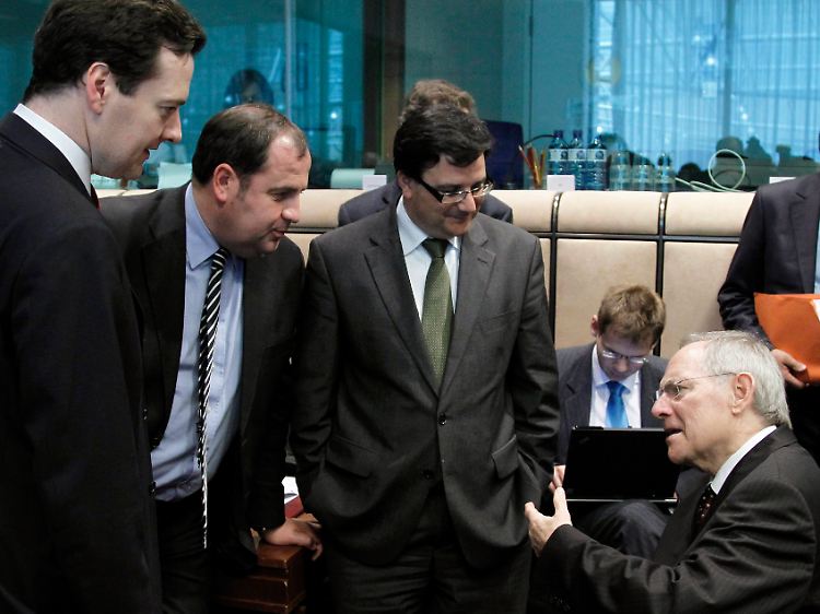 Die Finanzminister George Osborne (Großbritannien), Josef Pröll (Österreich) und Tonio Fenech (Malta) im Gespräch mit Wolfgang Schäuble.