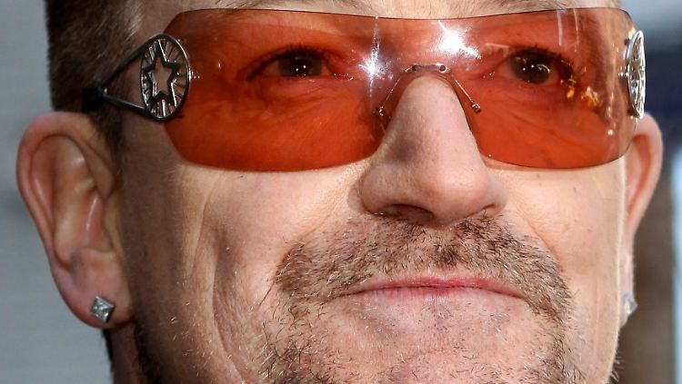 Bono sieht schon wieder durch die rosa Brille. 