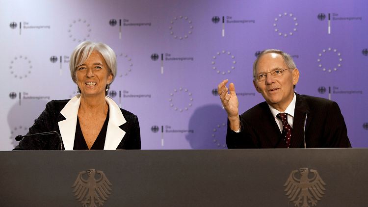 Nach der Sitzung der Finanzminister gaben Schäuble und seine französische Kollegin Christine Lagarde eine gemeinsame Pressekonferenz. Üblich ist das nicht: Normalerweise treten die Minister einzeln auf.
