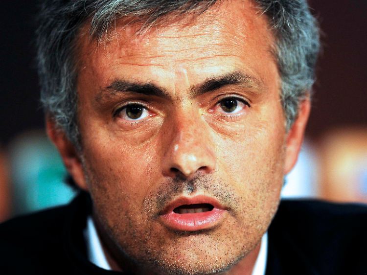 "The special one": Jose Mourinho will mit Inter die "Königsklasse" gewinnen, flirtet nebenbei mit den "Königlichen" - und bekam bei der Abschlusspressekonferenz von einem russischen Journalisten eine Krone geschenkt.
