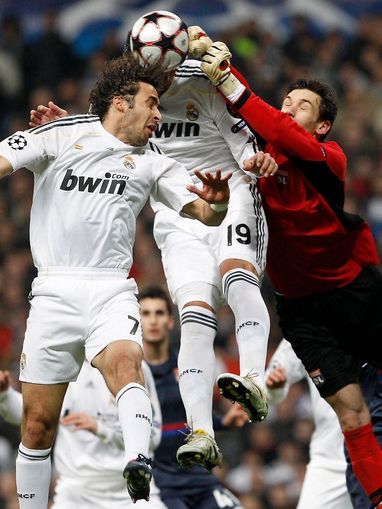 Raul Gonzalez zieht es im Herbst seiner Karriere anscheinend aus Madrid nach Gelsenkirchen.