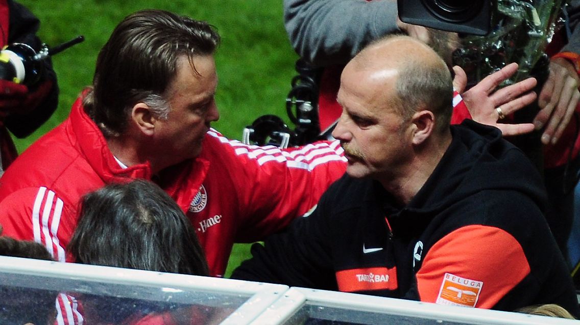 Trotz der Pokalschmach mit Werder Bremen drückt Thomas Schaaf im Endspiel den Bayern und Louis van Gaal die Daumen.