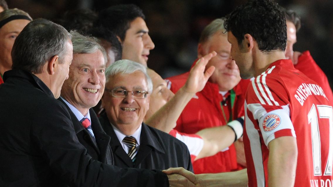 Im Bemühen um sportliche Fairness hatte sich Bundespräsident Köhler (starrer Blick) vor dem Pokalfinale zur Aussage hinreißen lassen, im Pokal sollte Bremen und in der Champions League dann München gewinnen. Vor einer ähnliche Bredouille steht er nun nicht.