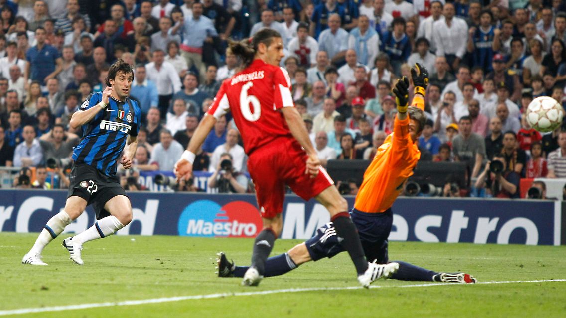 Diego Milito erzielt sein zweites Tor gegen die Bayern.