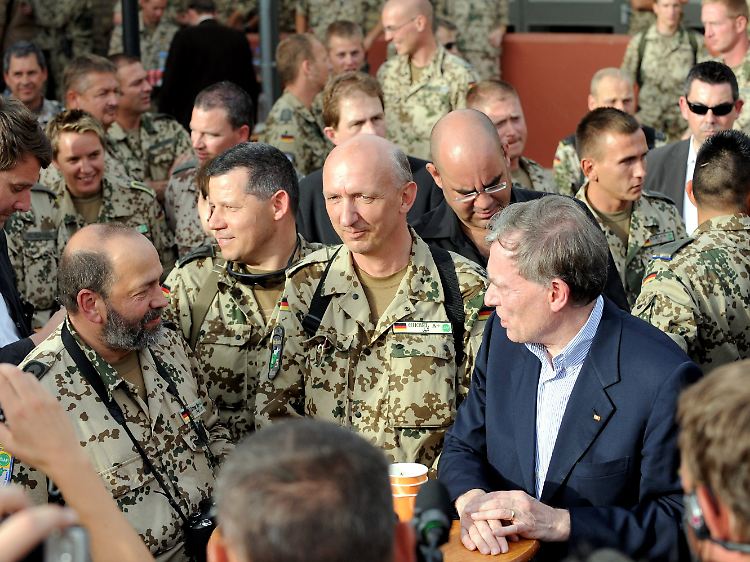 Köhler im Gespräch mit Soldaten in Afghanistan.