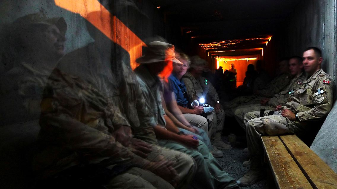 Taliban-Angriff auf Basis Kandahar: ISAF-Angehörige warten in einem Schutzraum auf Entwarnung.