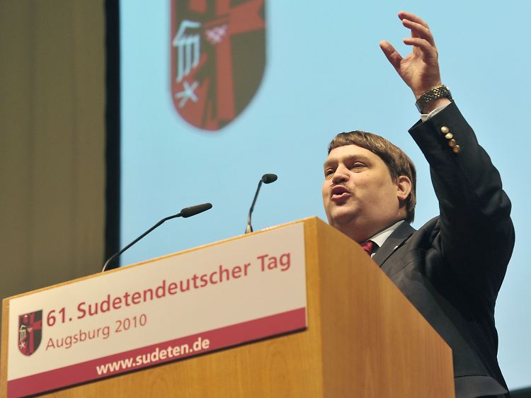 Die Suedetendeutsche Landsmannschaft traf sich zu ihrem traditionellen Pfingsttreffen (Foto: Sprecher Posselt bei seiner Rede).