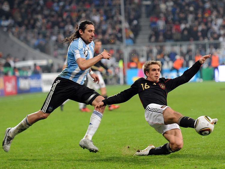 Phillip Lahm, rechts, im Nationaldress - bald auch mit der Binde?
