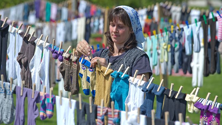 Die Socken dürfen nur einen Zentimeter weit auseinanderhängen.
