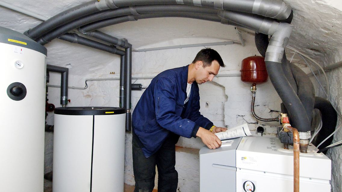 Mit Hilfe einer Wärmepumpe kann dem Wasser Energie entzogen werden.