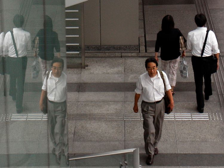 Börsenprofis in Tokio: Zum Übergang in den europäischen Handel fiel der Euro-Kurs unter die Marke von 1,25 Dollar.