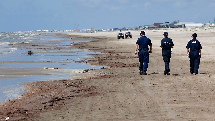 United States Coast Guard bei der Inspektion der gesperrten Strände von Grand Isle.