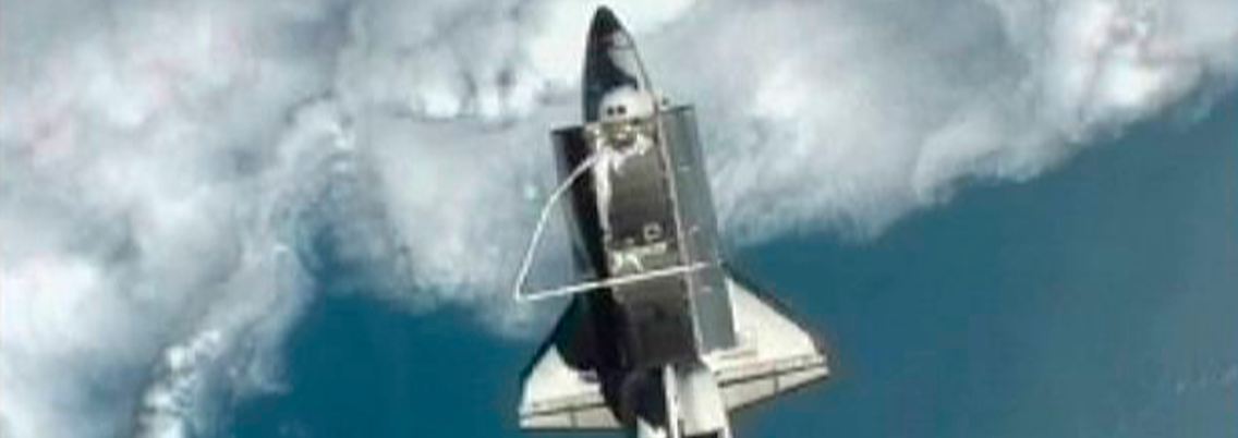 Die "Atlantis", unter sich die Erde.