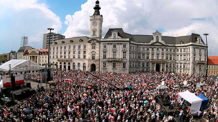 Tausende sind gekommen und hören Worte wie "Solidarität" von ihrem Idol.
