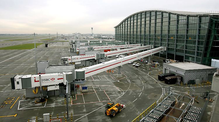 Blick auf das Vorfeld und das Terminal 5 des Flughafens London Heathrow.