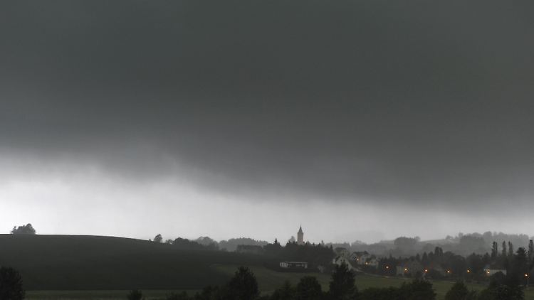 Am Abend zogen die schweren Unwetter Richtung Südosten ab.