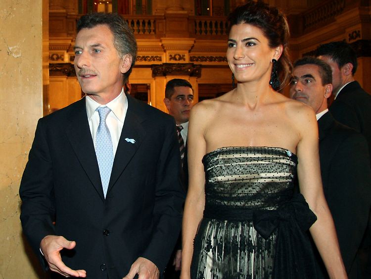 Der Bürgermeister von Buenos Aires, Macri, mit seiner Freundin Juliana Awada bei der Eröffnung - er wollte nicht neben Néstor Kirchner sitzen.