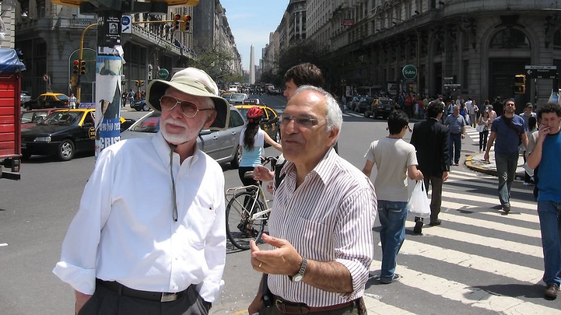 Joaquin Brenman (r) von den Cicerones zeigt Wallace Rogers die Sehenswürdigkeiten von Buenos Aires. Im Hintergrund am Ende der Straße der Obelisk, der 1936 zum 400. Geburtstag der Stadt errichtet wurde.