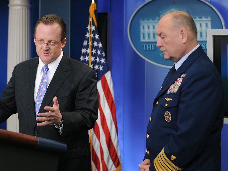 Der Chef der US-Küstenwache, Thad Allen (r.), sieht keine Alternative zu BP.
