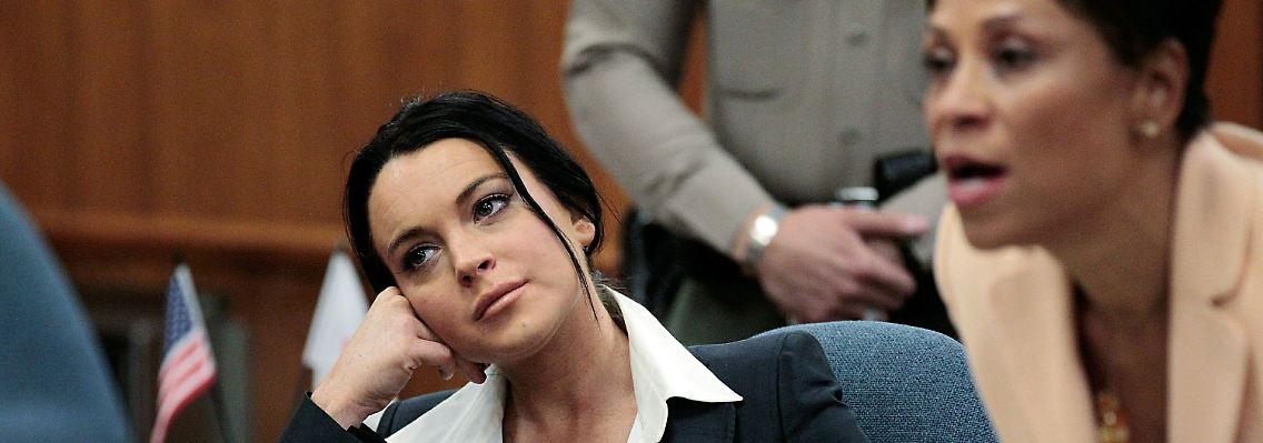 Zwangstrocken: Lindsay Lohan mit ihrer Anwältin Shawn Chapman Holley vor Gericht.