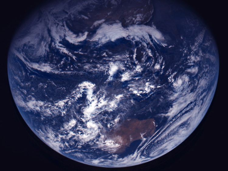 Die Erde aus dem All fotografiert ist wegen der Weltmeere überwiegend blau.