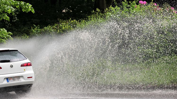 Bei Wasser auf der Fahrbahn hält man als Fußgänger besser Sicherheitsabstand.