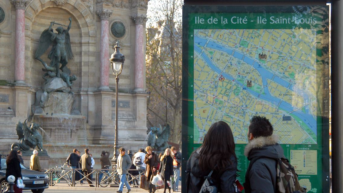 Wer keine eigene Karte hat, ist in Paris noch nicht verloren.