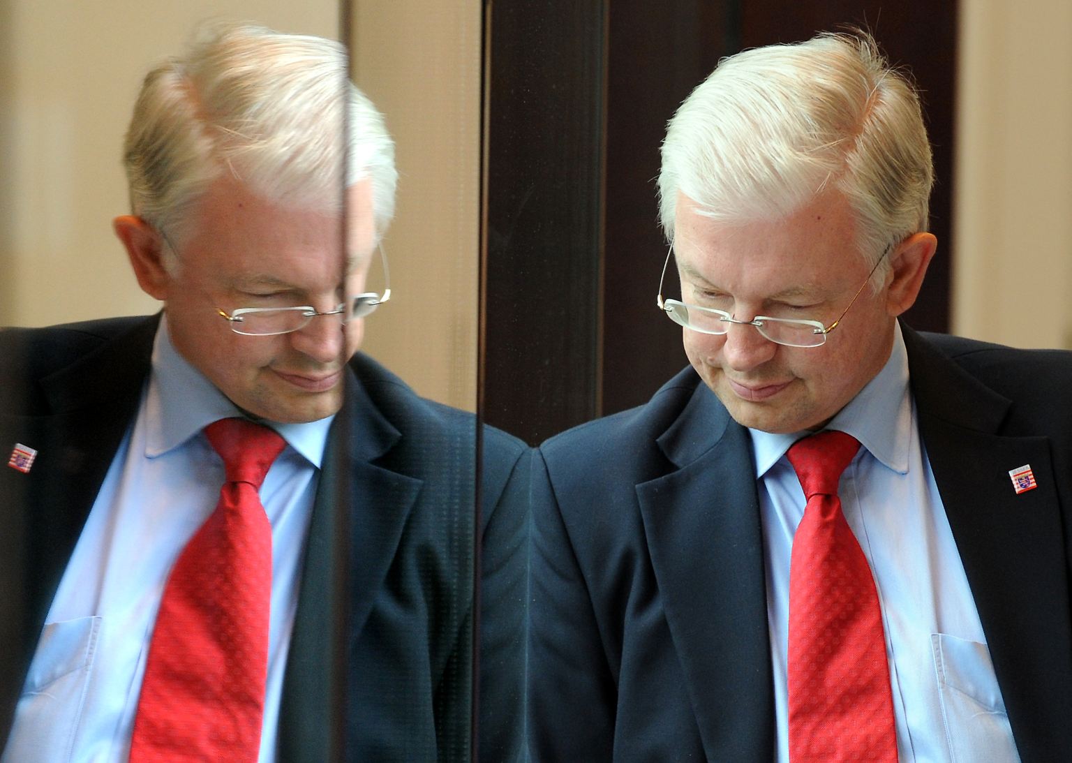 Roland Koch ist Schauspieler. Vom Scharfmacher bis zum Staatsmann hat Koch bereits so gut wie alle Rollen verkörpert. Meist ziemlich erfolgreich. Zwei Mal allerdings stand er kurz davor, von der Bühne gejagt zu werden.