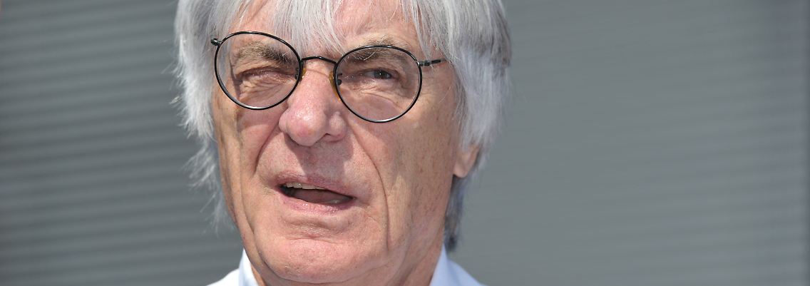 Bernie Ecclestone darf die Neuigkeit verkünden.